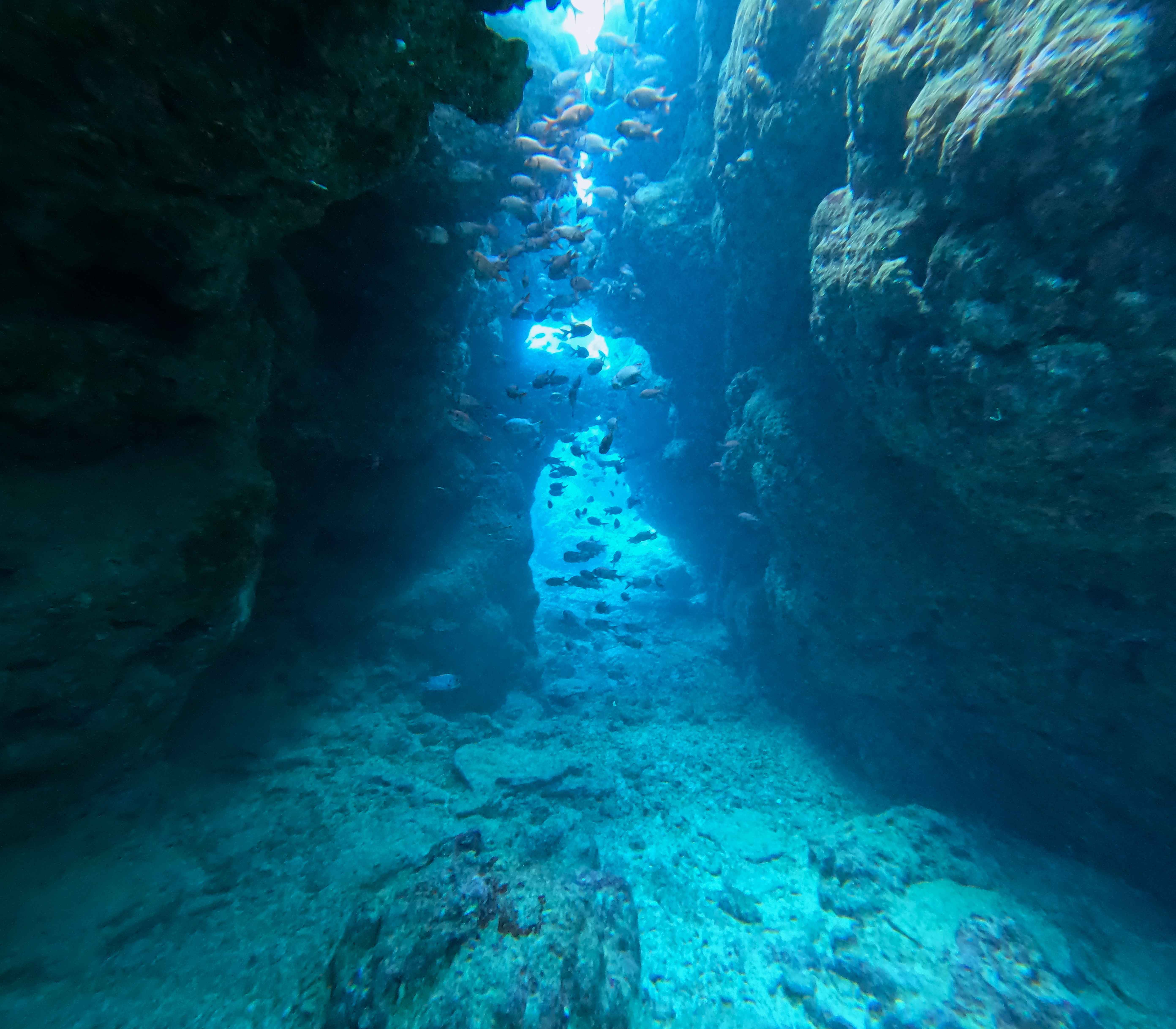瀬底島ラビリンス。光の差し込みが美しい、地形好きにはたまらない景色です。