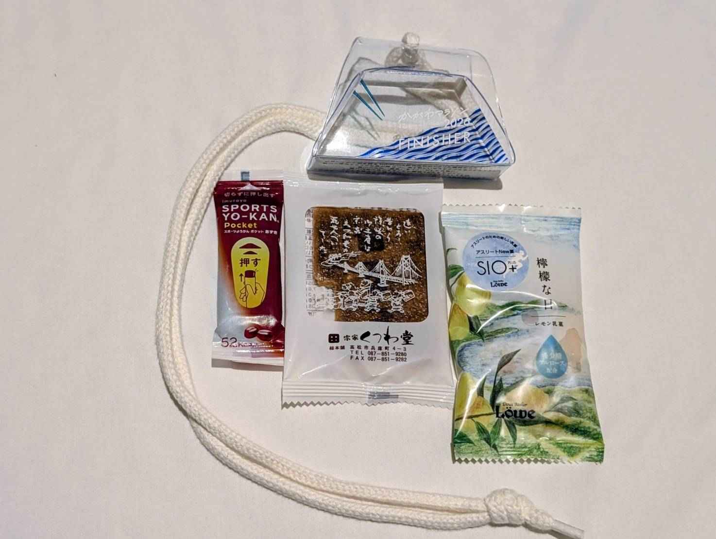 完走メダルとエイドの戦利品